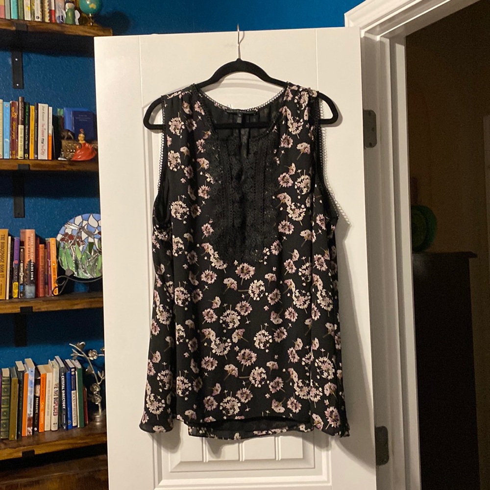 Beautiful, flowy sleeveless blouse with lace details